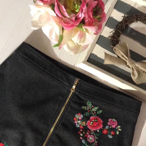 LOFT Gray Embroidered Zip Front Skirt - NWT - 4 - Picture 4 of 7